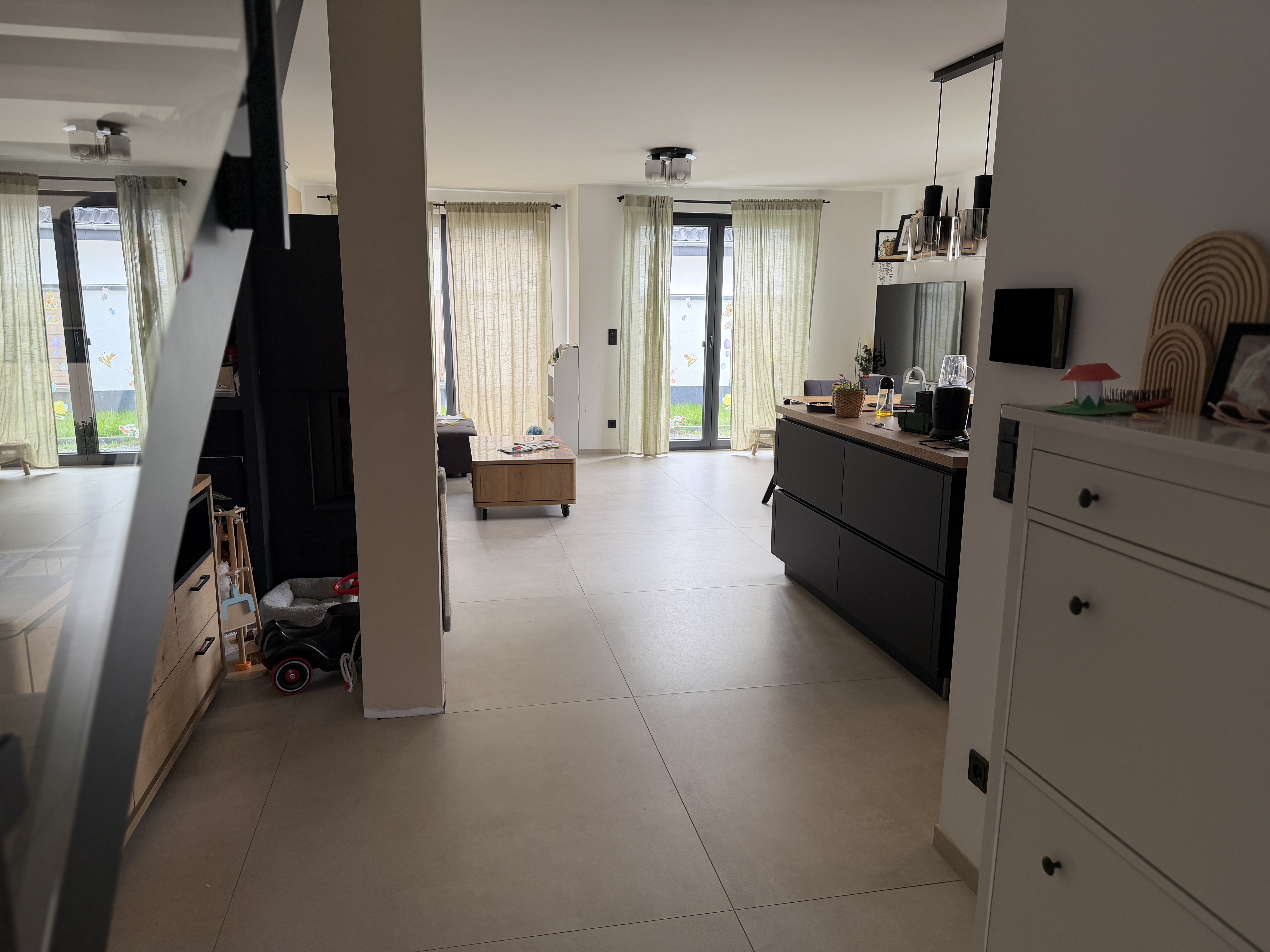 Modernes Wohnzimmer - Hauptwohnung